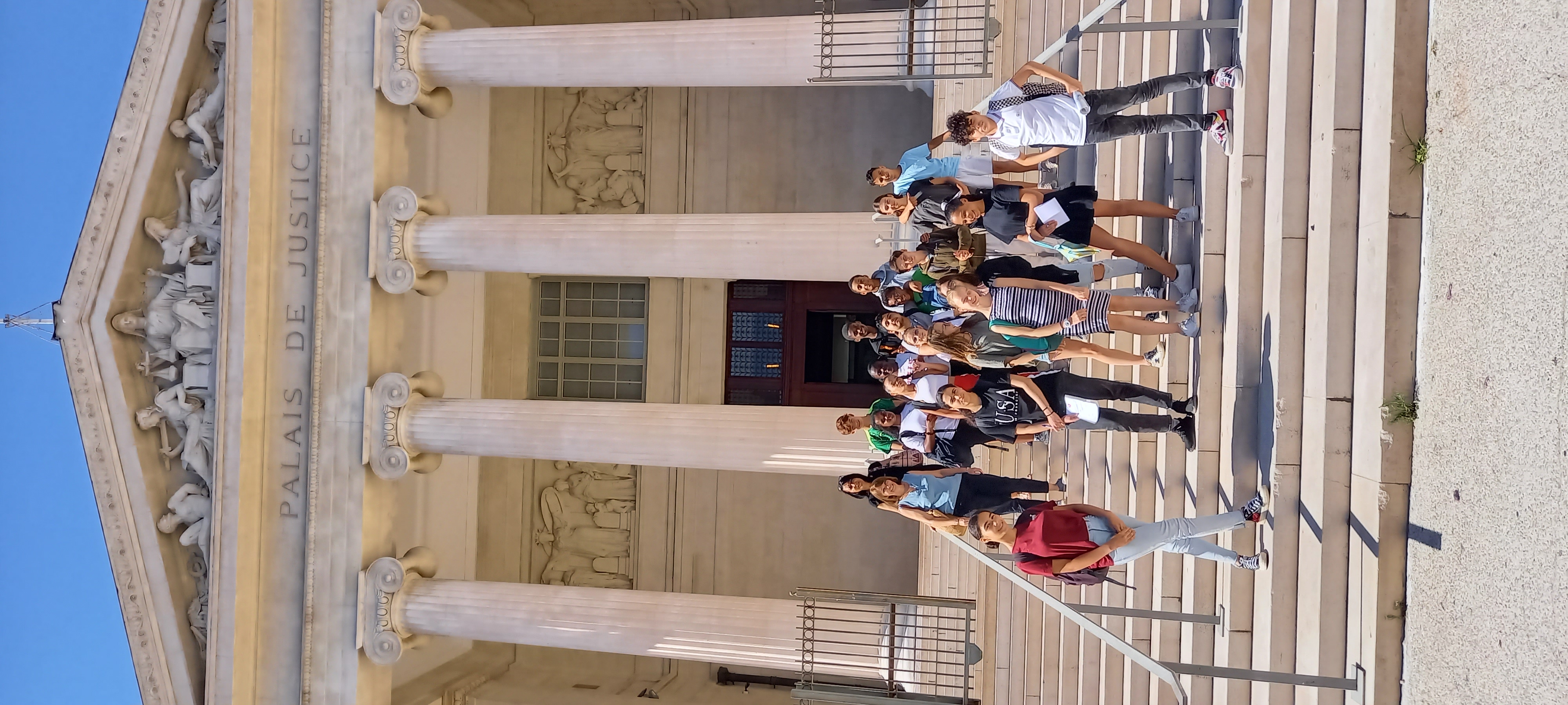 Des élèves de 4ème du collège Gaston Defferre visitent le palais de