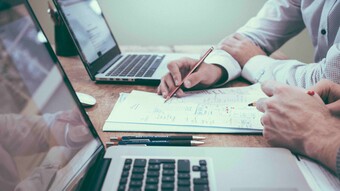 groupe de travail sur ordinateur portable gros plan sur les mains